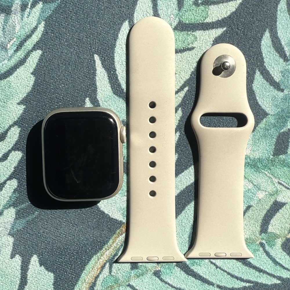 Apple Watch Series 8 -41mm (GPS)– Starlight Aluminum Case